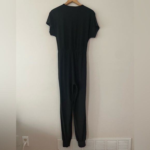 New Marallis Black Short Sleeved V-neck Stretch Jumpsuit Size Medium bin 4C - Picture 4 of 5